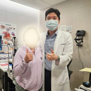 岡山眼科專科陳冠博醫師與微創白內障術友紀念照