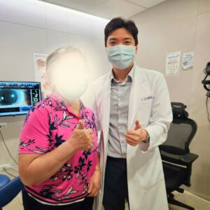 岡山眼科專科陳冠博醫師與微創白內障術友紀念照