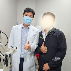 高雄眼科專科陳冠博醫師與微創白內障術友紀念照